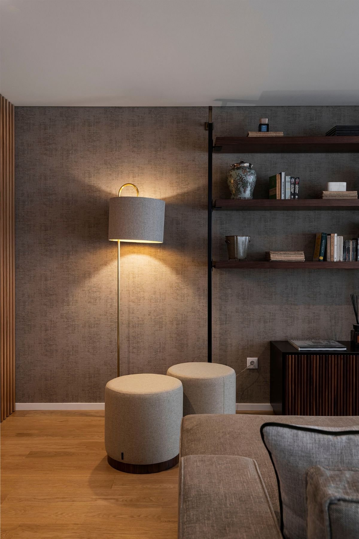 Sala de estar minimalista e discreta