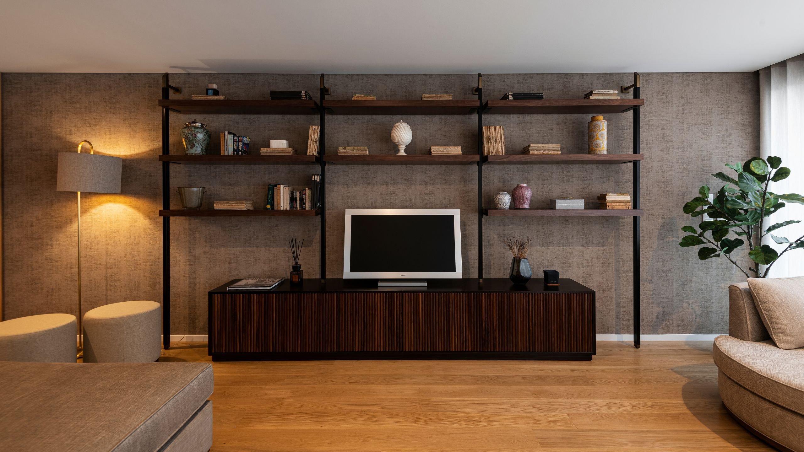 Sala de estar minimalista e discreta