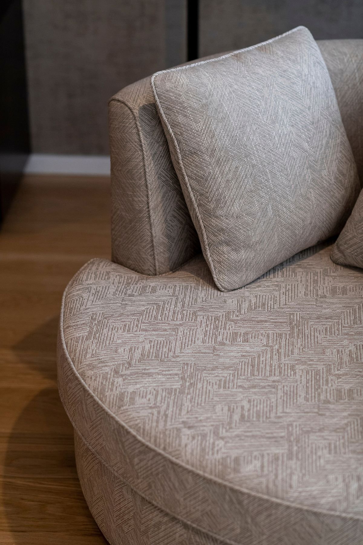 Sala de estar minimalista e discreta
