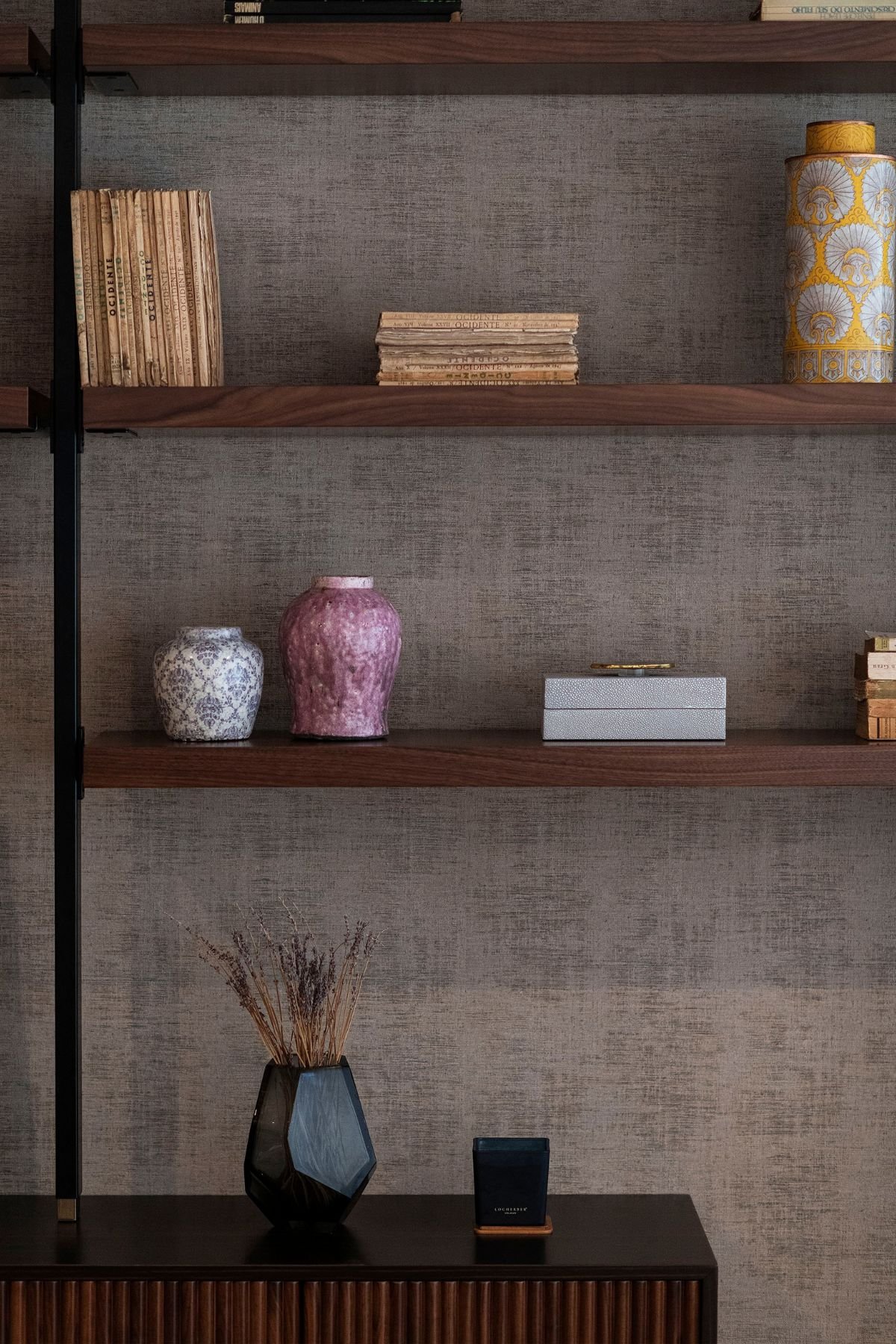 Sala de estar minimalista e discreta