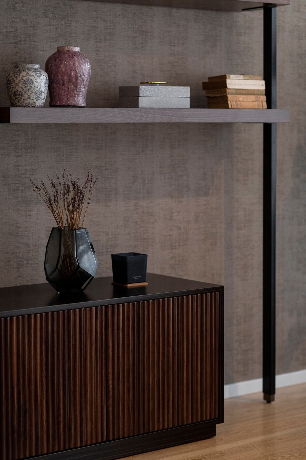 Sala de estar minimalista e discreta