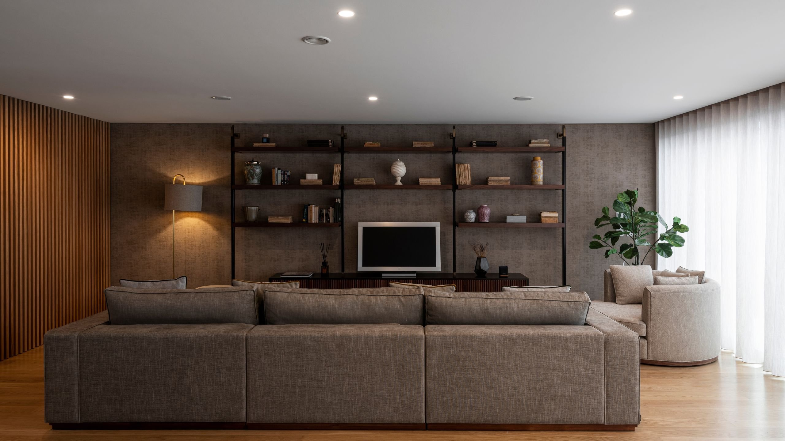 Sala de estar minimalista e discreta