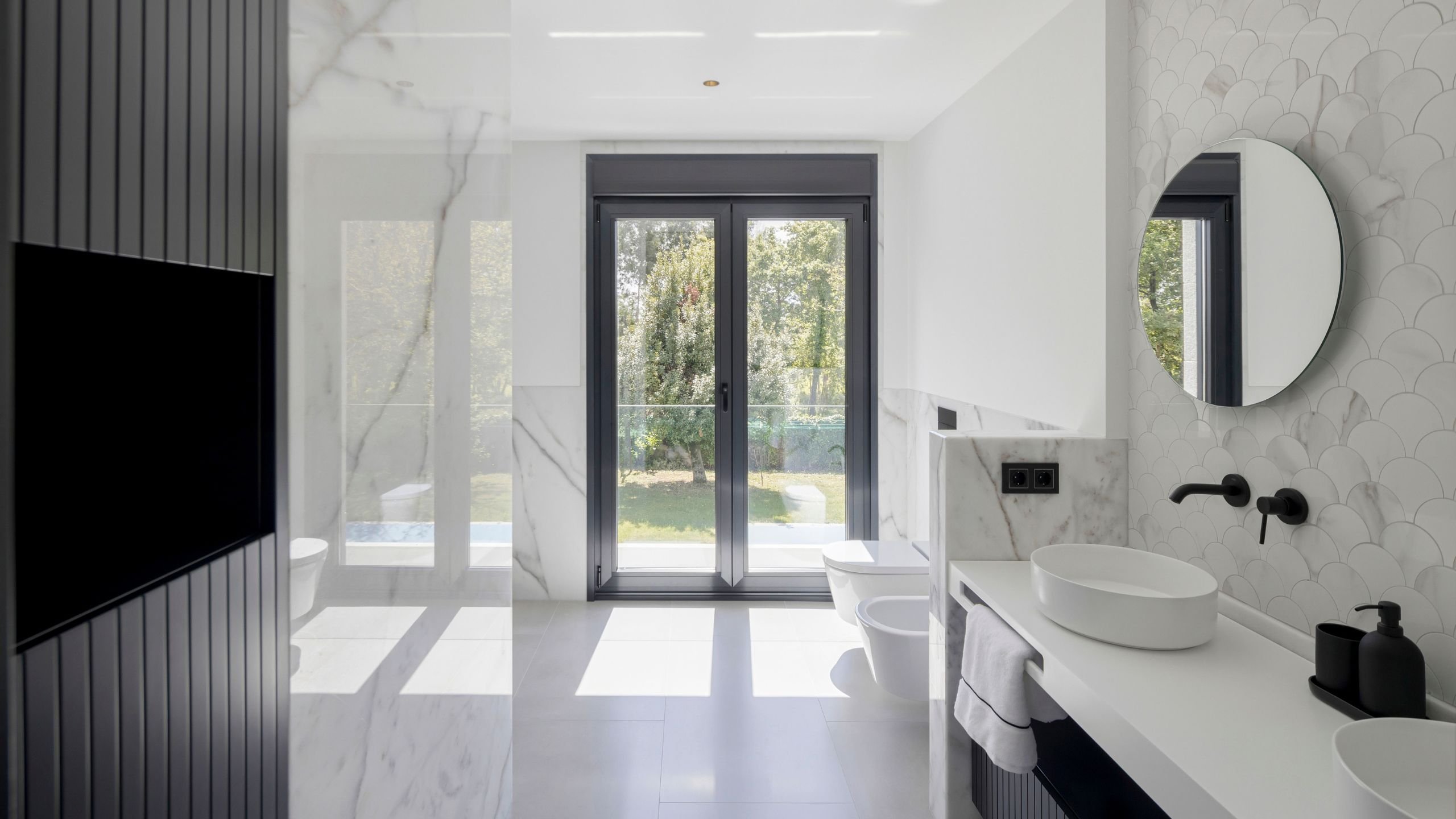 Perspetiva ampla e luminosa com armário casa de banho suspenso voltado para janela de sacada, unindo interior design ao conforto de casas de banho modernas.