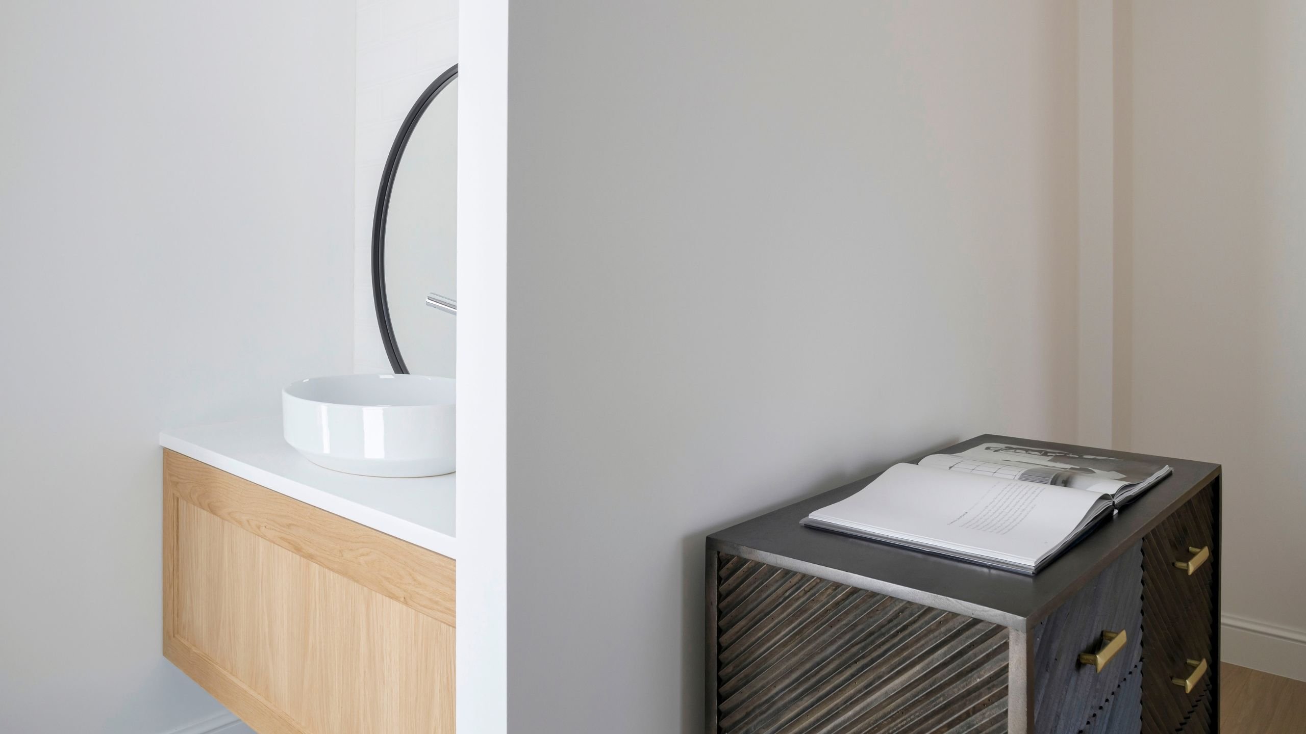 Transição de ambientes com móveis de casa de banho em carvalho e toucador, integrando soluções modernas para casas de banho.