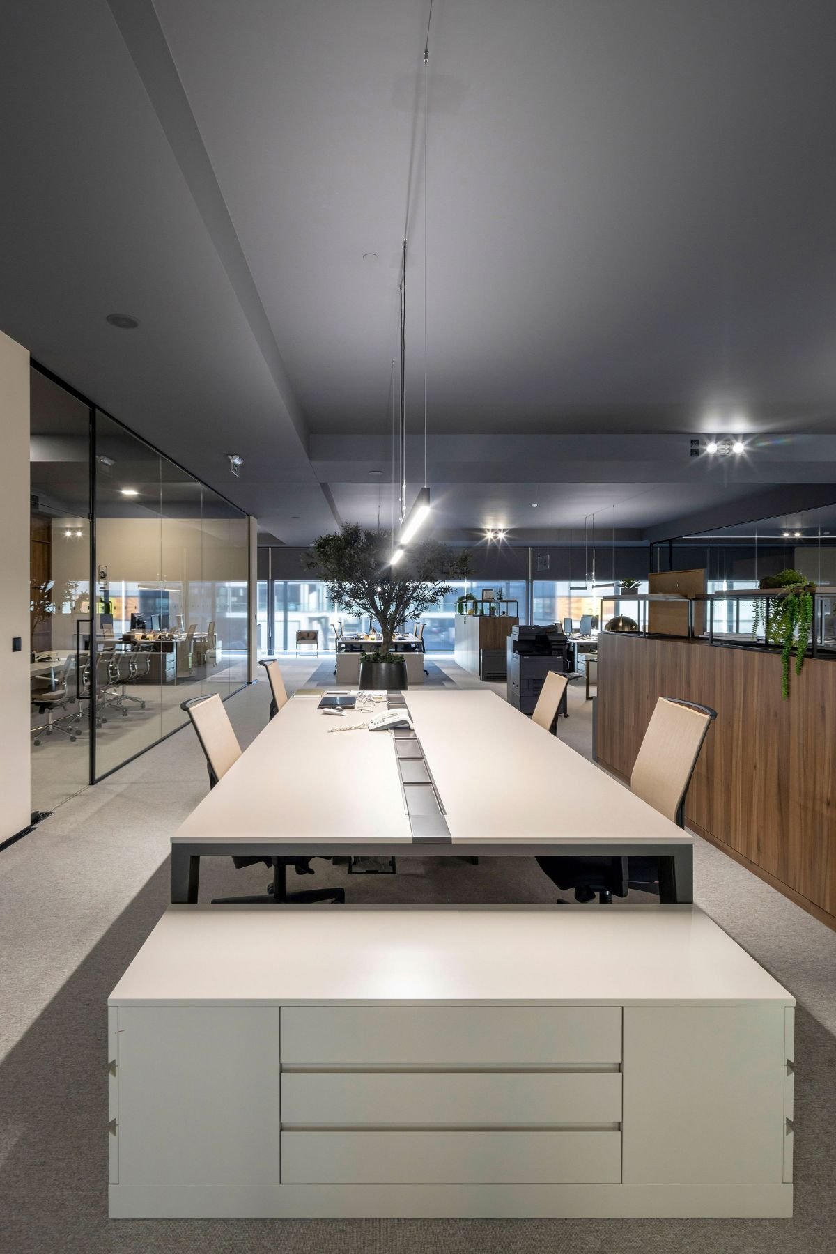 Bancada de trabalho modular com secretária com arrumação e cadeira de escritório em escritório moderno.
