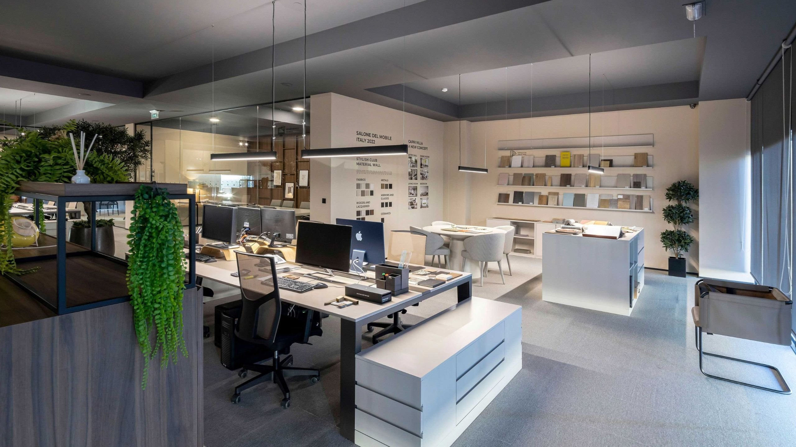 Visão geral do ambiente corporativo em open space integrando a área de trabalho ao design de interiores.