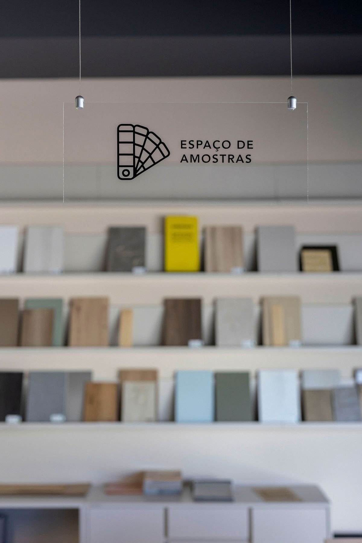 Placa em acrílico com sinalética do Espaço de Amostras no desenvolvimento do projeto de interiores e design de interiores.