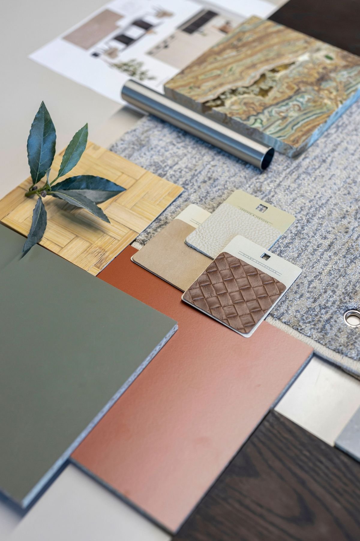 Plano detalhado de moodboard com amostras de tecidos, peles e pedras para design de interiores e projeto de interiores.