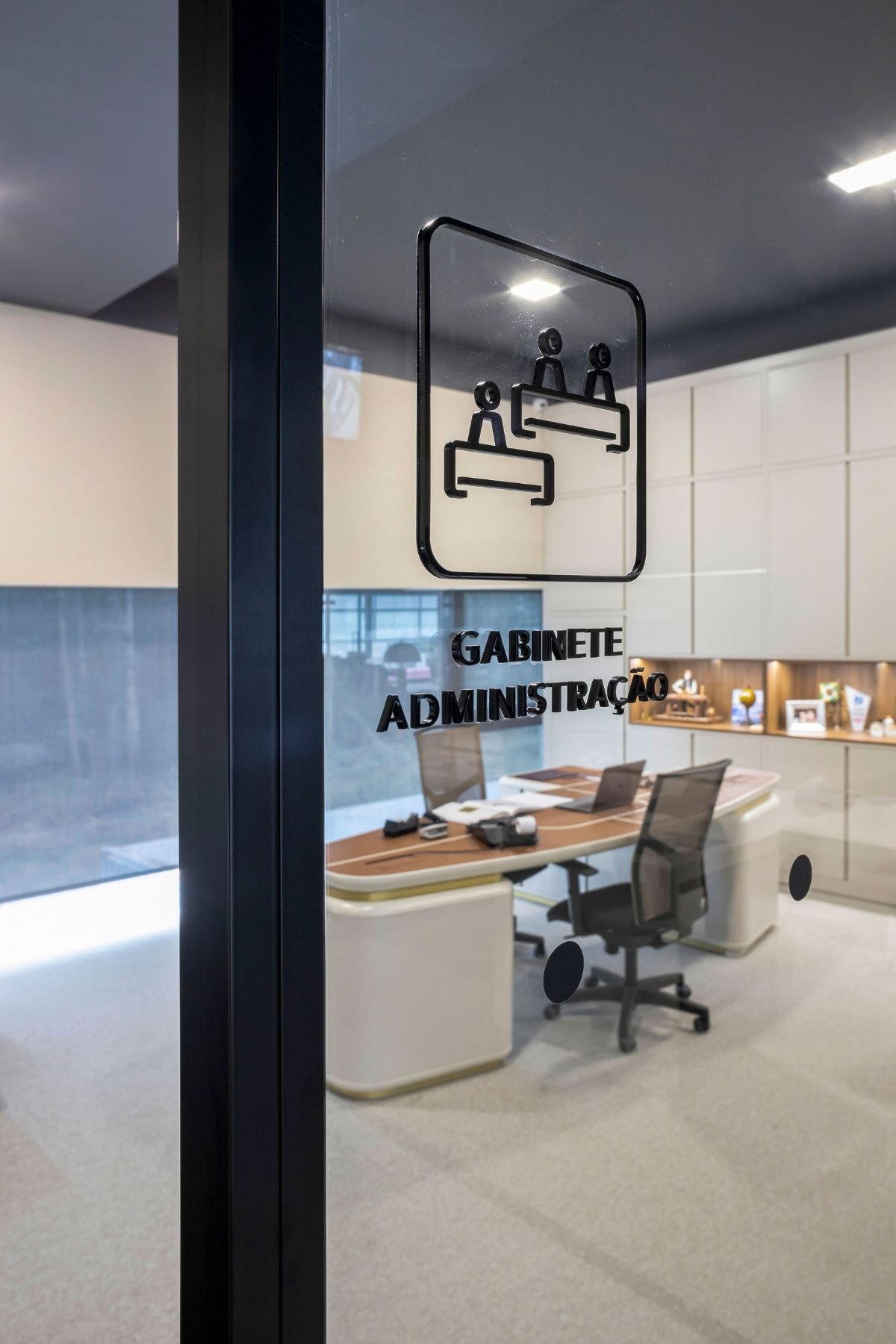 Identificação em vinil na porta de vidro do Gabinete de Administração com vista para o projeto de interiores e design de interiores.