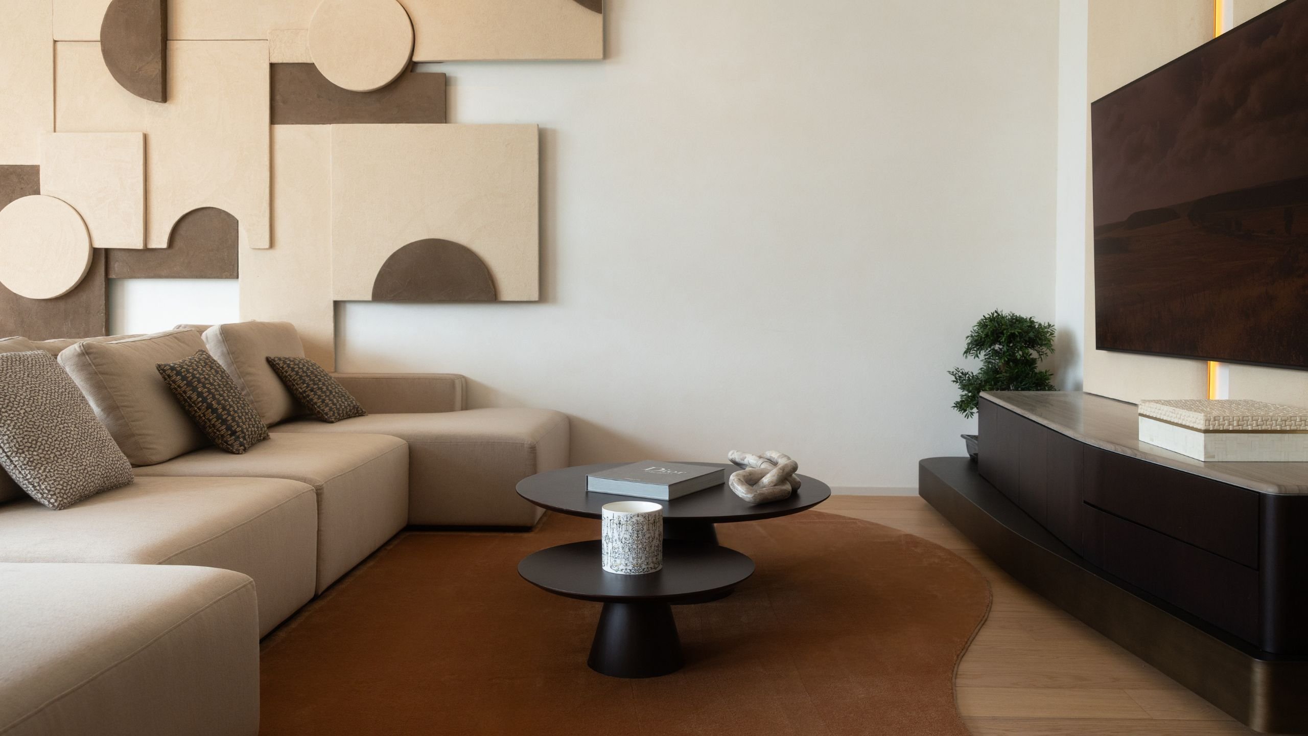 Decoração sala moderna com sofá modular, mesas de centro escuras e móveis sala tv modernos de linhas simples.