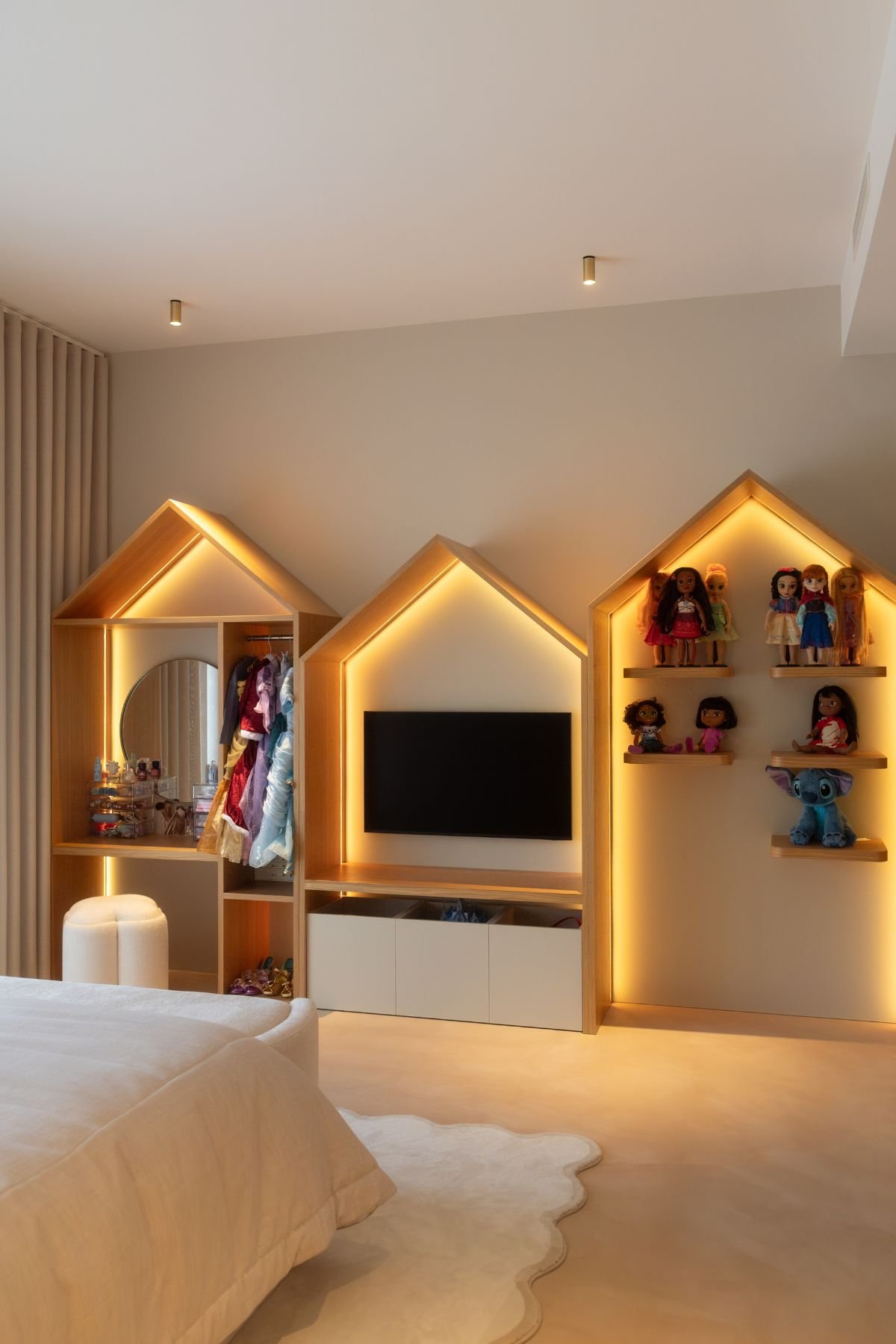 Móvel para quarto infantil com estantes integradas em formato de casinhas de boneca e iluminação LED retroiluminada.