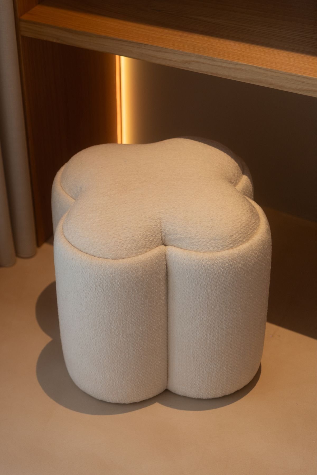 Puf para quarto infantil em formato de flor estofado em tecido boucle macio.