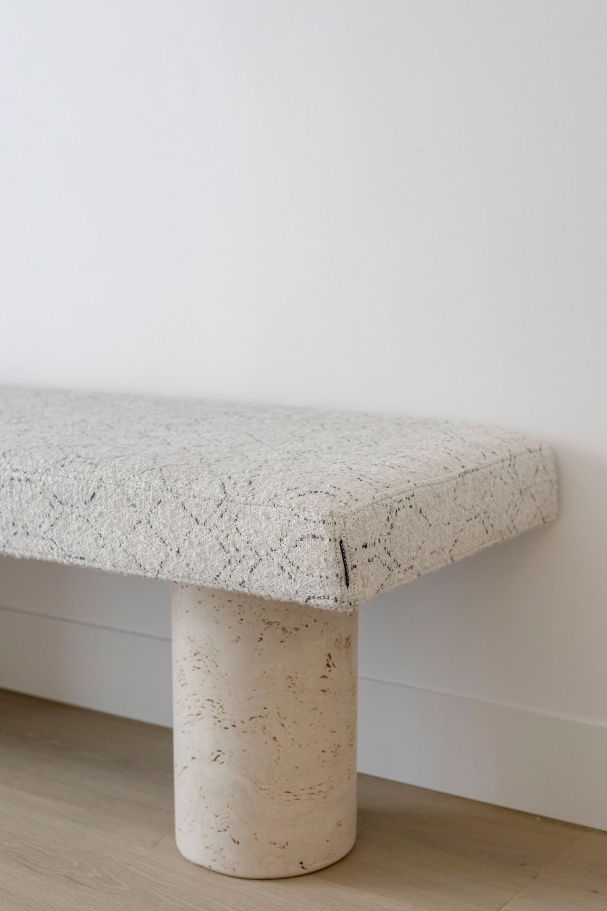 Pormenor do acabamento da banqueta desenhada à medida com base em Travertino Romano.