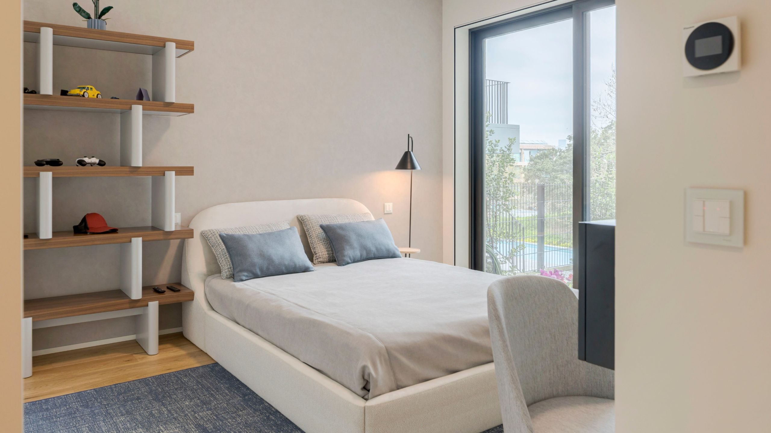 Cama de casal Voilier posicionada em frente à janela, oferecendo luz natural e conforto para a decoração de quarto de adolescente.