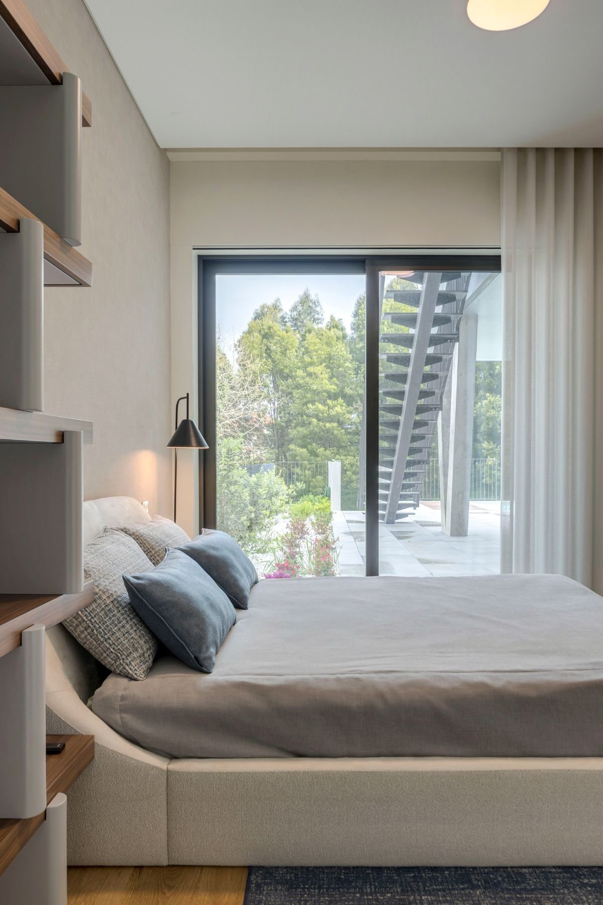 Cama de casal Voilier posicionada em frente à janela, oferecendo luz natural e conforto para a decoração de quarto de adolescente.